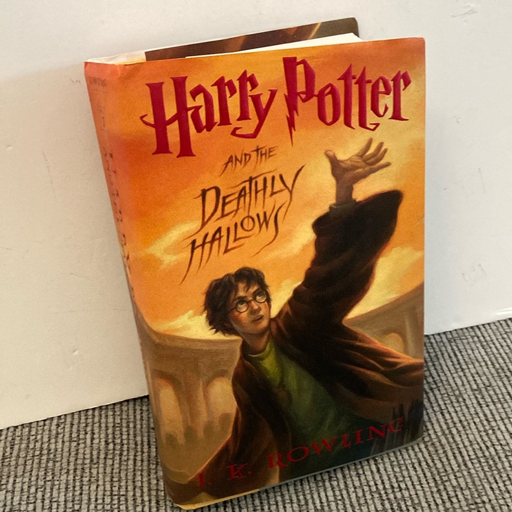 Harry Potter and the deathly hallows hardcover book Arthur Levine Scholastic